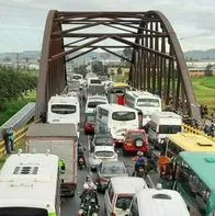 Calle 80 colapsó en Bogotá: hay largas filas en el portal de Transmilenio