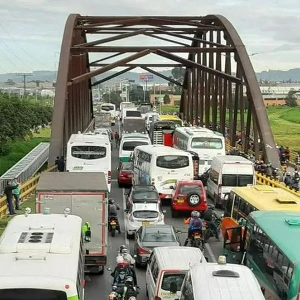 Calle 80 colapsó en Bogotá: hay largas filas en el portal de Transmilenio