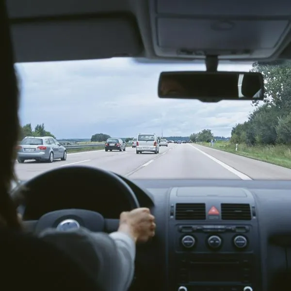 Persona conduciendo por carretera, en nota sobre vía de 5.000 metros que conectará a Suba con Cota
