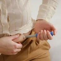 Mujer aplicándose medicamento