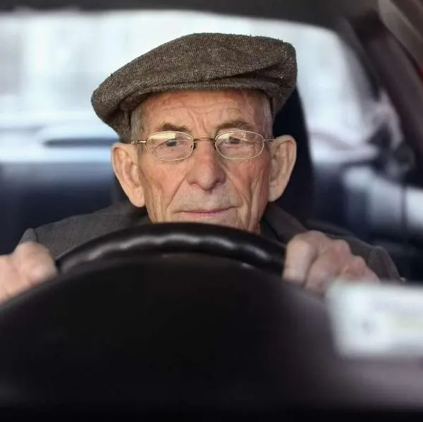 Foto de anciano conductor, en nota sobre cuál es la edad límite para conducir en Colombia, según ley ante a 60 y 80 años