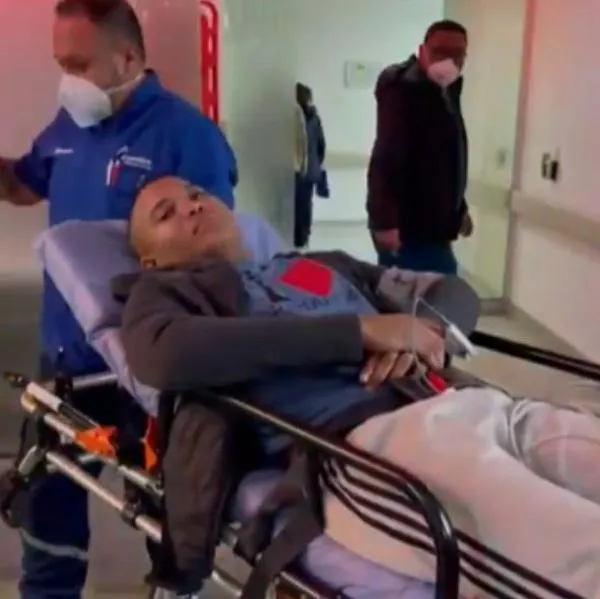 Momento en el que Miguel Polo Polo es trasladado en una camilla para ser ingresado a urgencias