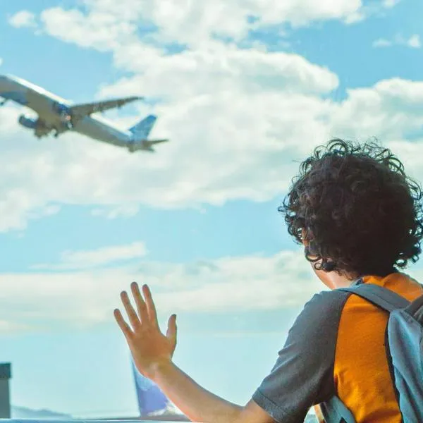 Padres abandonaron a niño de 10 años en aeropuerto: tenía el pasaporte vencido