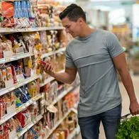 Hombre haciendo mercado, en nota sobre descuentos de Makro en agosto
