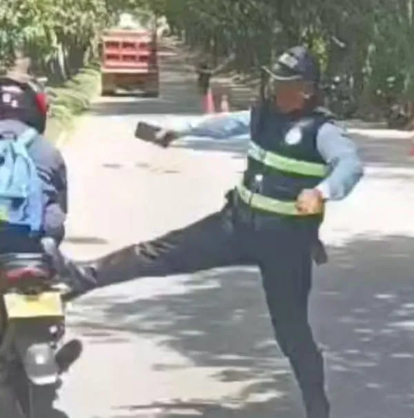 Agente de tránsito lanzó patada a motociclista que traba de huir de un retén