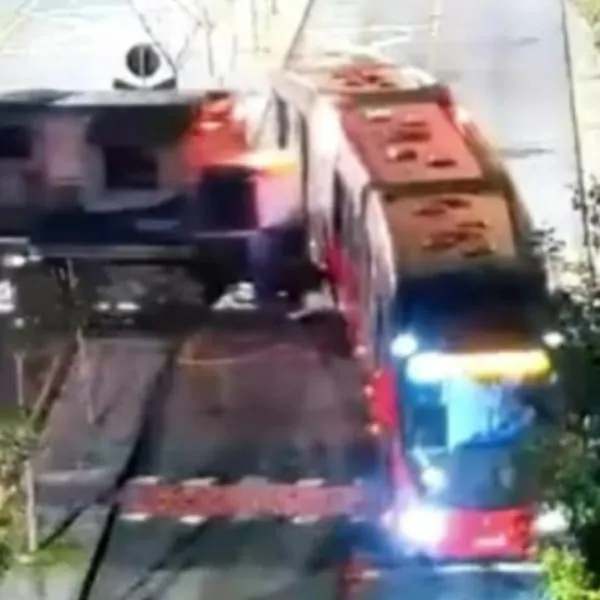 Trágico accidente en Brasil: bus (estilo Transmilenio) se partió en dos luego de ser arrollado por un tren. No hubo muertos. 
