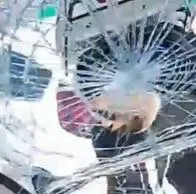 Video hombre rompió vidrios de SITP con extintor; se voló