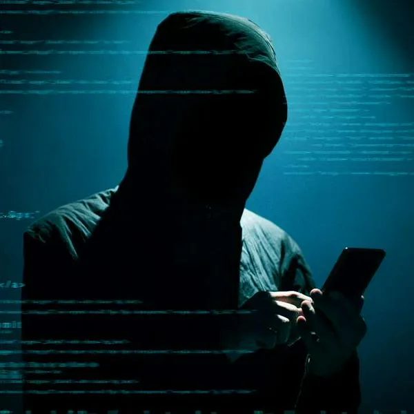 Foto de ciberataque, en nota de cómo saber si alguien está espiando un celular y qué hacer para evitar problemas