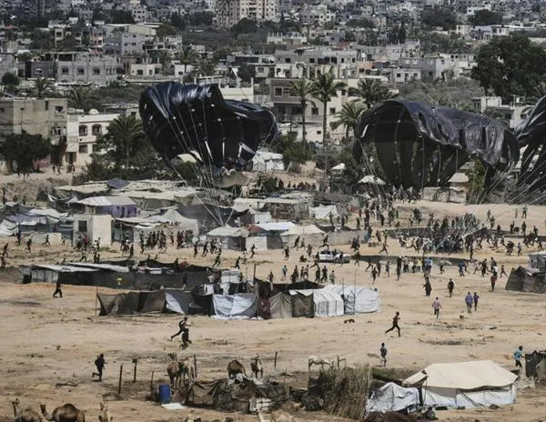 Se reanudan los lanzamientos aéreos de ayuda en Gaza a pesar del riesgo de lesiones
