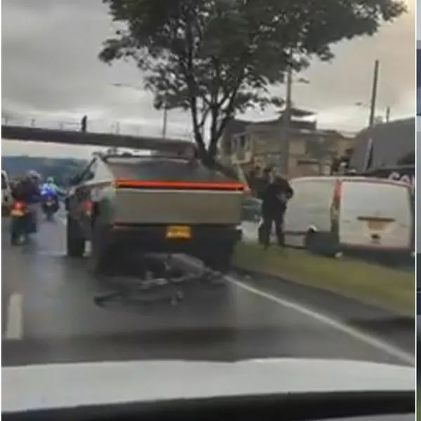 Noticias Bogotá: pinchan una Cybertruck (de Tesla) en la Boyacá y video es viral