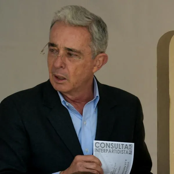 Dicen si Álvaro Uribe podrá lanzarse en las próximas elecciones, pese a condena en su contra, que sería de 12 años de prisión domiciliaria. por dos delitos