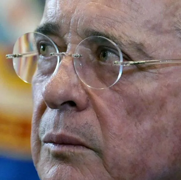 El expresidente Álvaro Uribe condenó a 12 años de prisión al expresidente Álvaro Uribe y su pena será pagada en casa por cárcel.