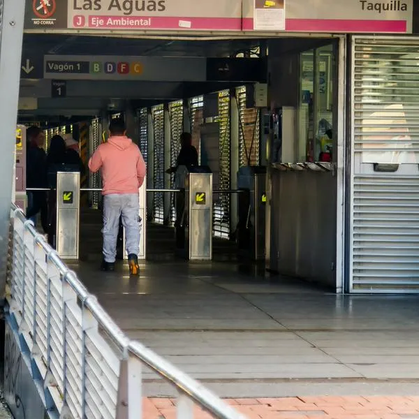 Persona entrando a estación de Transmilenio, en nota sobre que darán pasajes gratis a miles en agosto