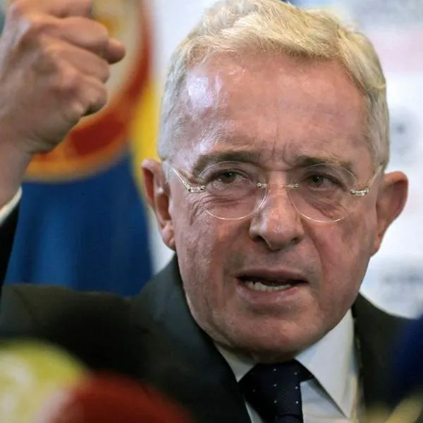 Álvaro Uribe tuvo dura discusión con jueza Sandra Heredia por comentario sobre sus hijos y aseguró que lo trata de la peor manera.