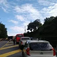 Roban camioneta oficial de la UNP en la vía Popayán-Cali durante retén armado