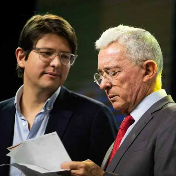 Álvaro Uribe (der.) junto a Miguel Uribe (izq.). El expresidente mencionó el atentado contra el senador para defenderse en su sentencia condenatoria