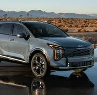 Kia es la marca que más vende carros en Colombia, superando a Renault y Toyota gracias al éxito de Kia Sportage y Kia K3, según Andi.