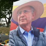 Seguidores de Álvaro Uribe se reúnen a las afueras de la casa del expresidente