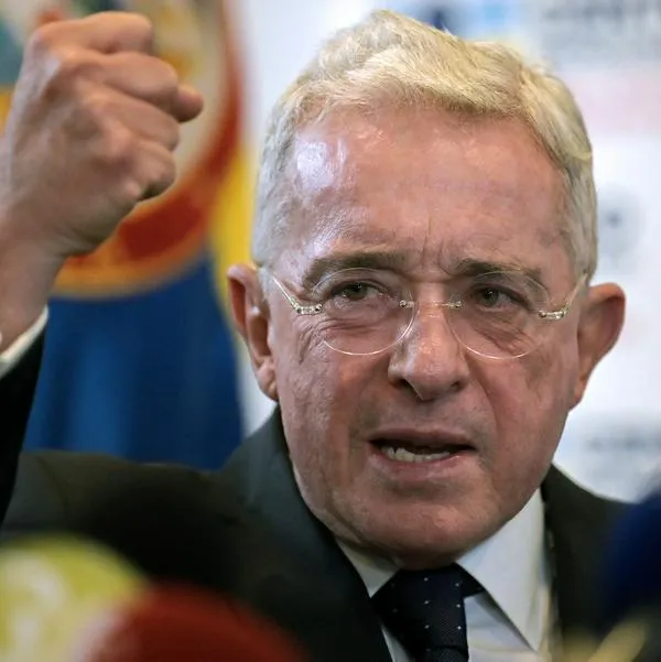 Abogados de Álvaro Uribe interponen tutela para buscar libertad del expresidente