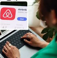 Fotos de persona con Airbnb, en nota de qué hizo Airbnb en Colombia desde agosto como cambio por actividad contra la ley