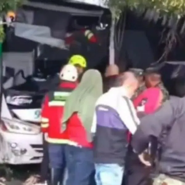 Buseta choca contra caravana militar y causa una víctima fatal
