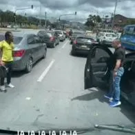 Pelea con armas entre un conductor y un limpiavidrios en un semáforo de Bogotá