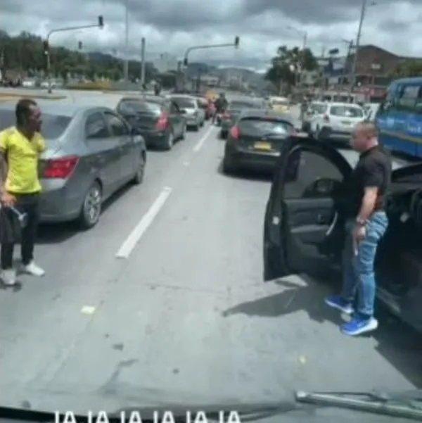 Pelea con armas entre un conductor y un limpiavidrios en un semáforo de Bogotá