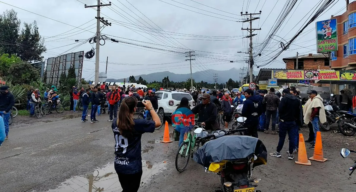 Protestas colapsan vía clave en Cundinamarca: hay duras críticas a Enel