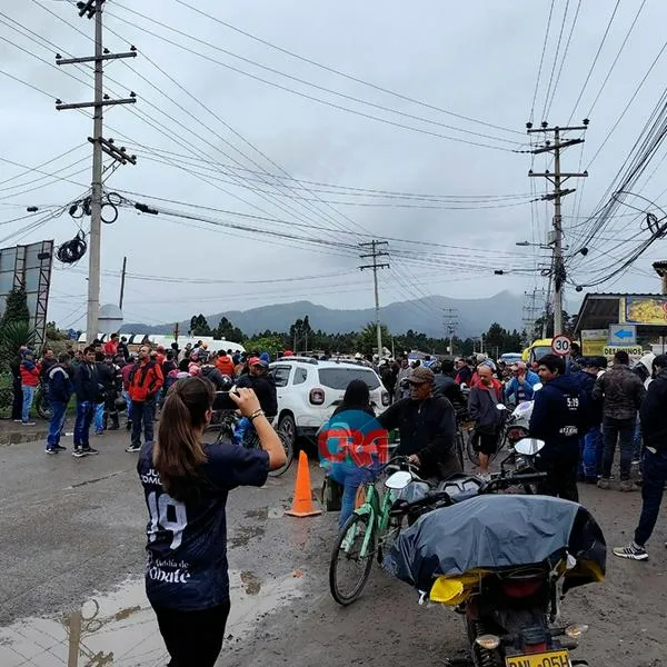 Protestas colapsan vía clave en Cundinamarca: hay duras críticas a Enel