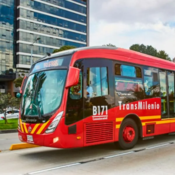 Transmilenio hoy: una pareja se manoseó en pleno bus que iba lleno 