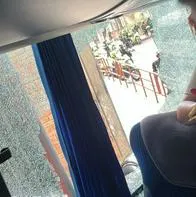 Así quedó el bus que transportaba al plantel de Atlético Nacional, cerca del estadio General Santander (Cúcuta)