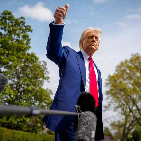 WASHINGTON, DC - APRIL 3: U.S. President Donald Trump gestures to members of the media before boarding Marine One on the South Lawn of the White House on April 3, 2025 in Washington, DC. Trump spoke a day after announcing sweeping new tariffs targeting goods imported to the U.S. on countries including China, Japan and India.  Andrew Harnik/Getty Images/AFP (Photo by Andrew Harnik / GETTY IMAGES NORTH AMERICA / Getty Images via AFP)