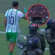Momento en el que le arrojan objetos, incluida una bengala, a Edwin Cardona en el partido de Nacional contra Cúcuta Deportivo