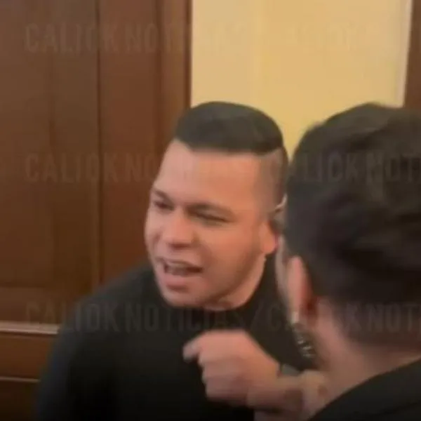 Momento en el que 'Jota Pe' Hernández peleó con un activista que aseguró haber votado por él