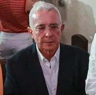 Comenzó peregrinación para visitar a Álvaro Uribe en su casa en Llanogrande: le llegaron dos pesos pesados de Colombia. 