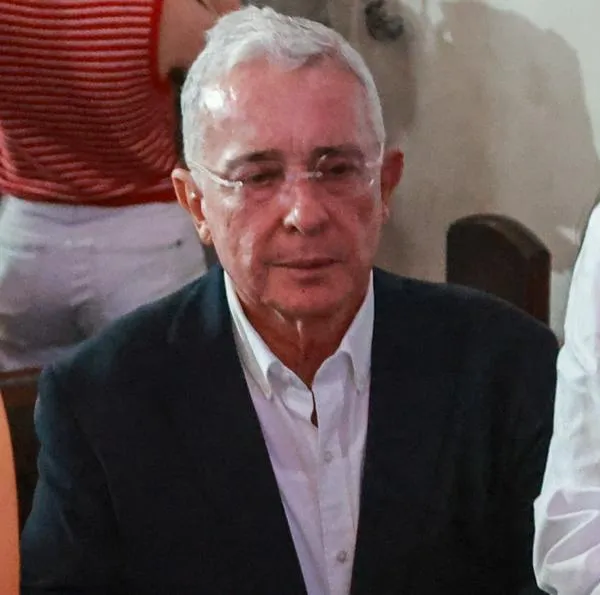 Comenzó peregrinación para visitar a Álvaro Uribe en su casa en Llanogrande: le llegaron dos pesos pesados de Colombia. 