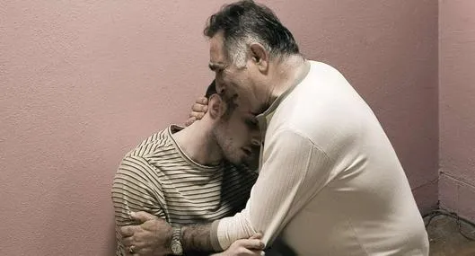 Foto de adicto y familia, en nota de cómo la familia del adicto a drogas puede afrontar estigma y apoyar recuperación
