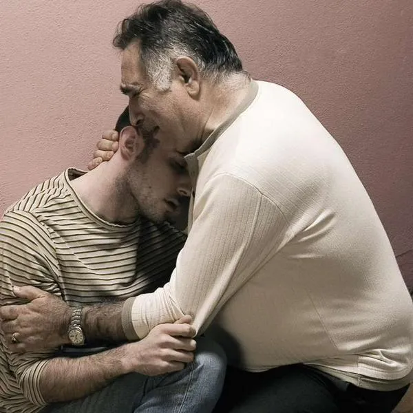 Foto de adicto y familia, en nota de cómo la familia del adicto a drogas puede afrontar estigma y apoyar recuperación