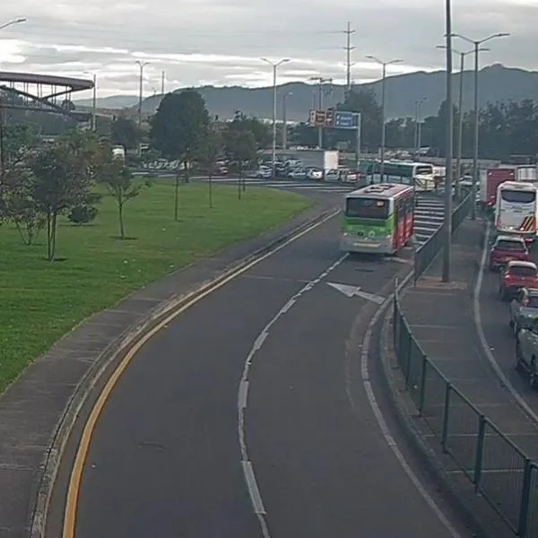 Calle 80 paralizada en Bogotá: carros y SITP están detenidos en esa vía