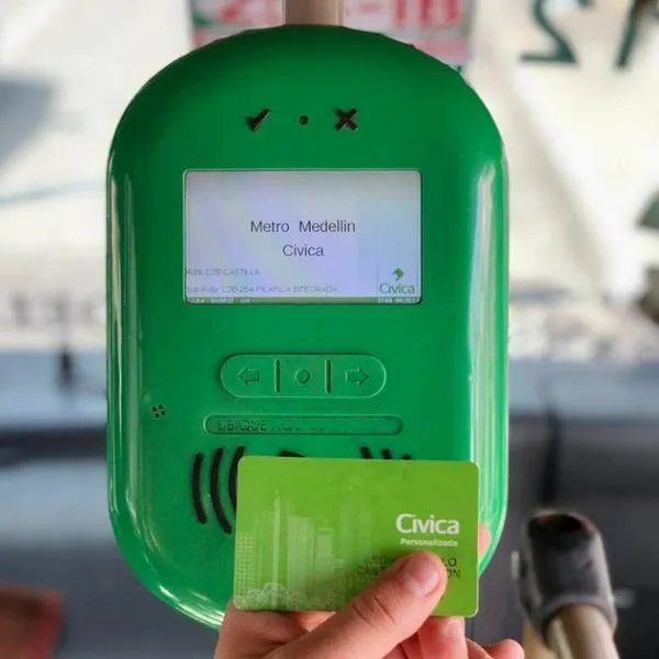 Persona pagando pasaje con tarjeta Cívica, del metro de Medellín