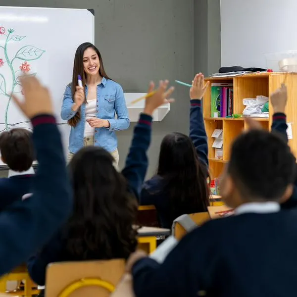 Estudiantes en clase, en nota sobre "megacolegio" que construirán en Medellín