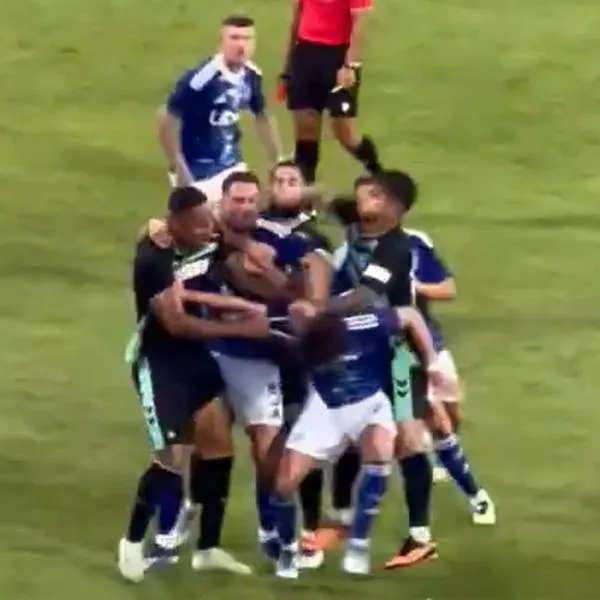 Pelea Cucho Hernández en partido Betis vs Como: lanzó puño y pegó a compañero