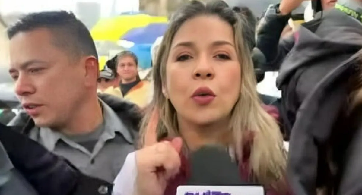 Vicky Dávila apareció en las marchas a favor de Uribe en Bogotá y terminó lavada por el aguacero en Plaza de Bolívar.