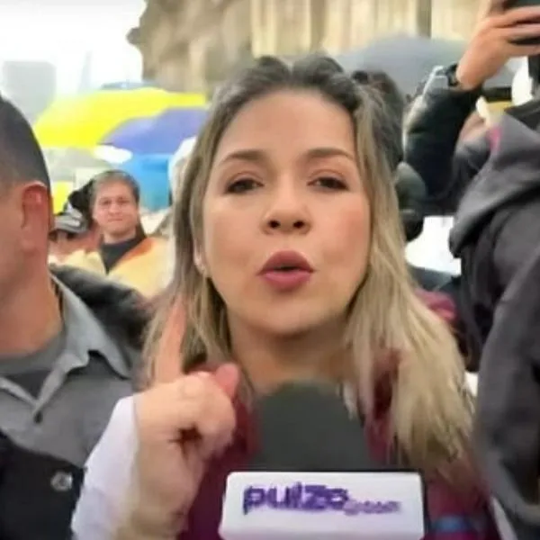 Vicky Dávila apareció en las marchas a favor de Uribe en Bogotá y terminó lavada por el aguacero en Plaza de Bolívar.