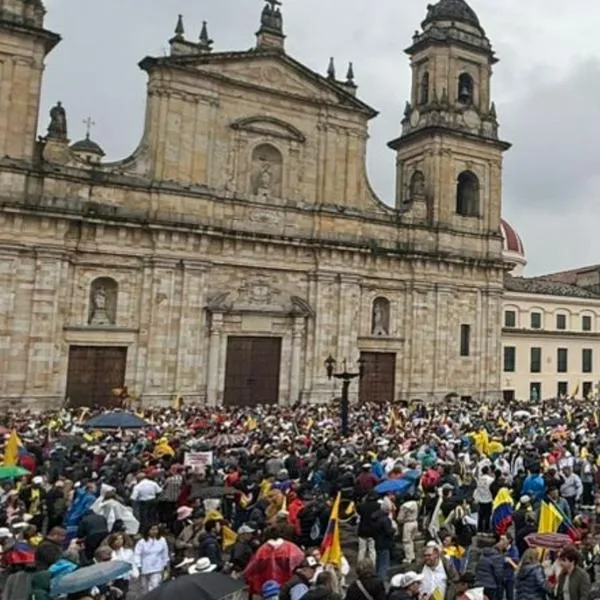 Se llenó la Plaza de Bolívar, en Bogotá, en apoyo a Álvaro Uribe. Lina Garrido dice que "no hubo contratistas obligados". 