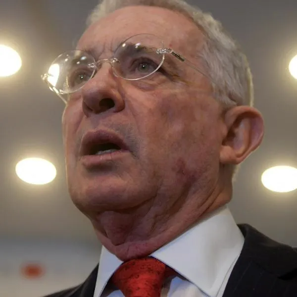 Álvaro Uribe reacciona y agradece por marchas en Colombia para defenderlo