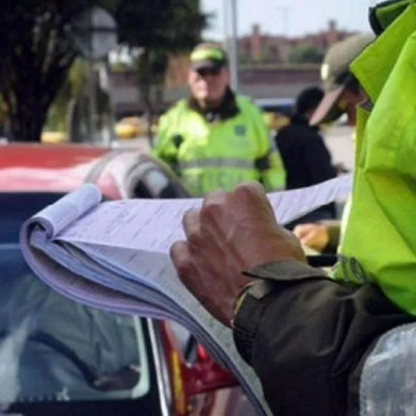 Muchos colombianos no lo saben: conducir de esta manera puede costarle una multa de $604.000