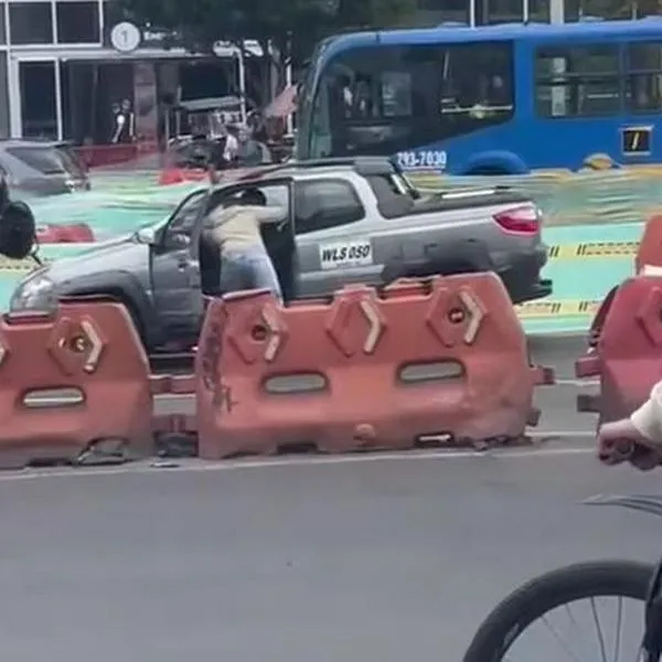 Un intento de fleteo provocó pánico en la avenida Carrera 68 de Bogotá, frente al Centro Comercial Cafam Floresta y quedó grabado.