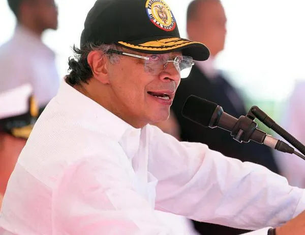 Petro desconoce soberanía de Perú sobre isla en frontera amazónica