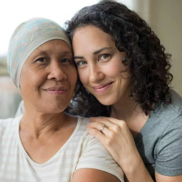 Foto de mujeres sonrientes, en nota de cómo se usa la inteligencia artificial en Colombia en la lucha contra el cáncer